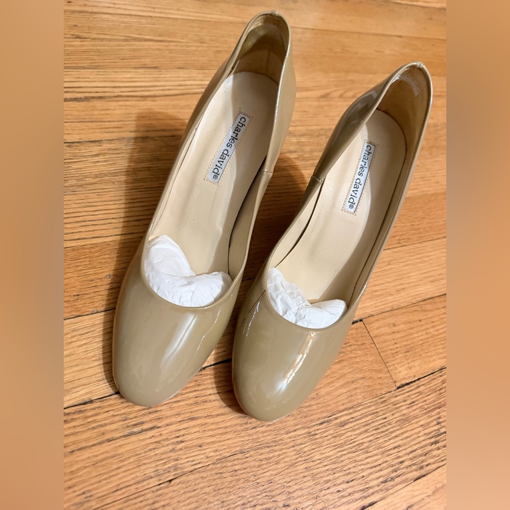 Charles David Women's Patent Leather Round-Toe Pump in Beige 8.5 B